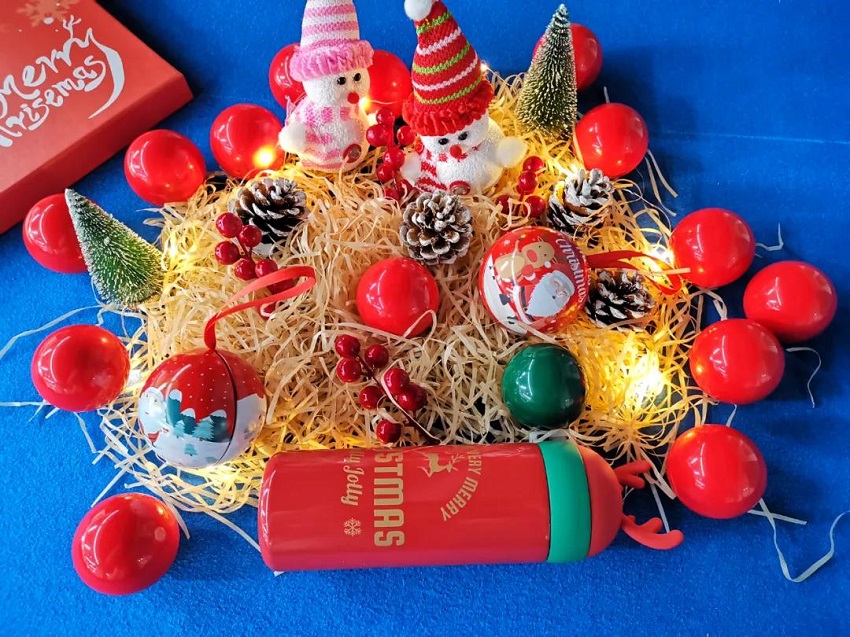 圣誕老人不僅帶來了糖果、蛋糕、還有無盡歡笑，因為他叫“水思源”