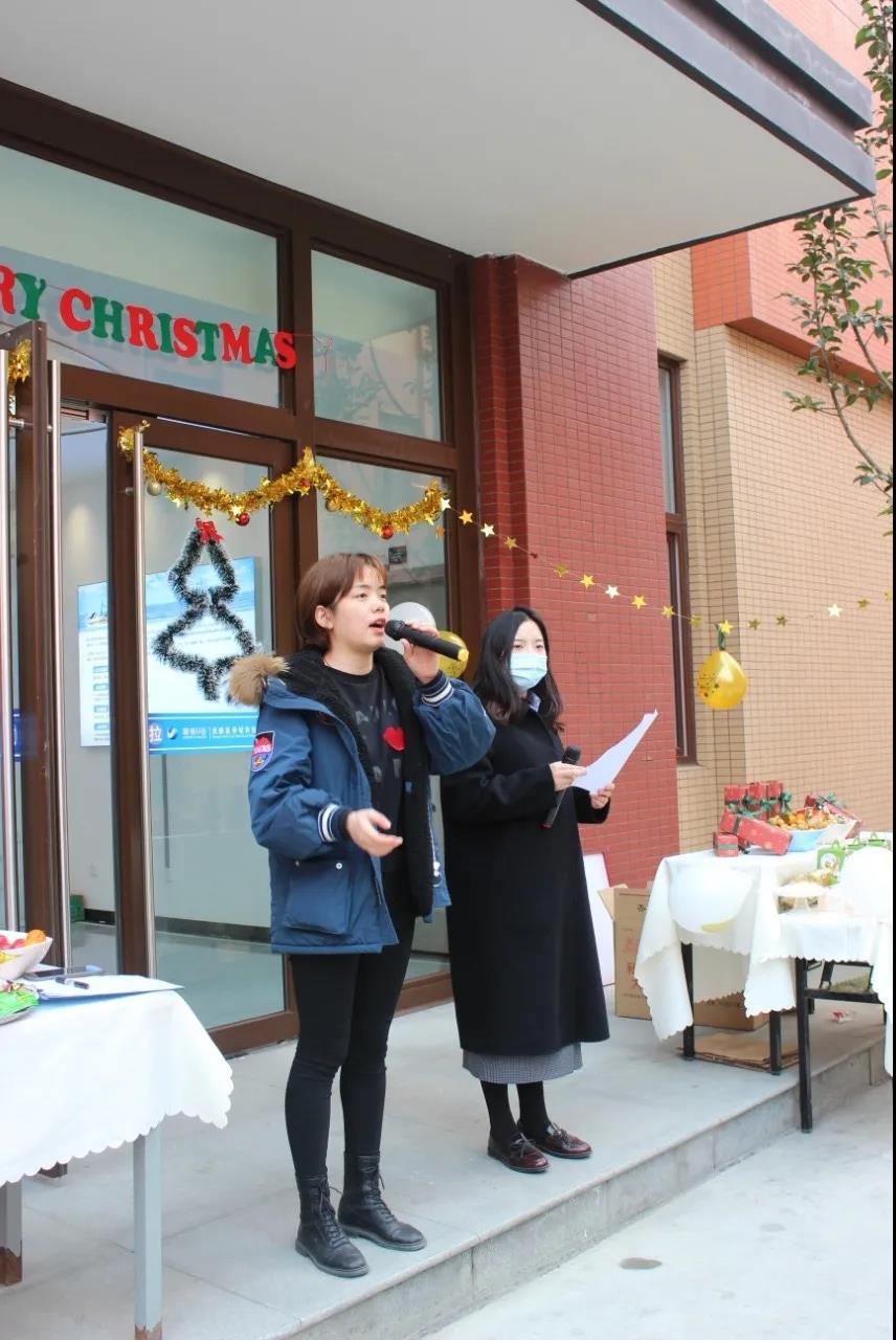 圣誕老人不僅帶來了糖果、蛋糕、還有無盡歡笑，因為他叫“水思源”