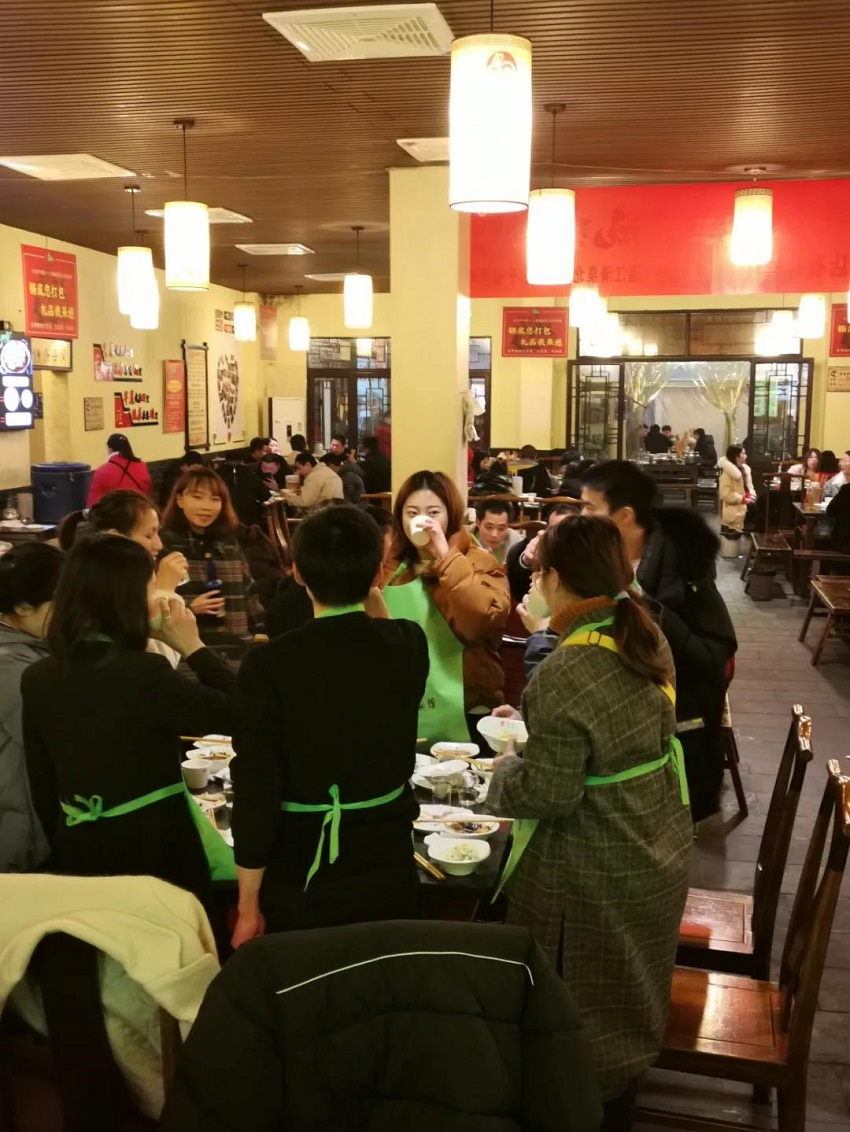 圣誕老人不僅帶來了糖果、蛋糕、還有無盡歡笑，因為他叫“水思源”