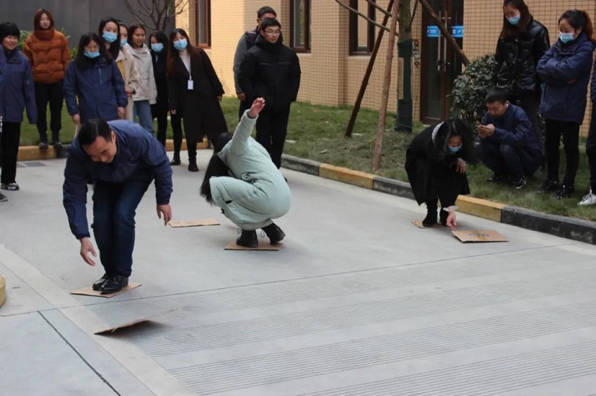 圣誕老人不僅帶來了糖果、蛋糕、還有無盡歡笑，因為他叫“水思源”