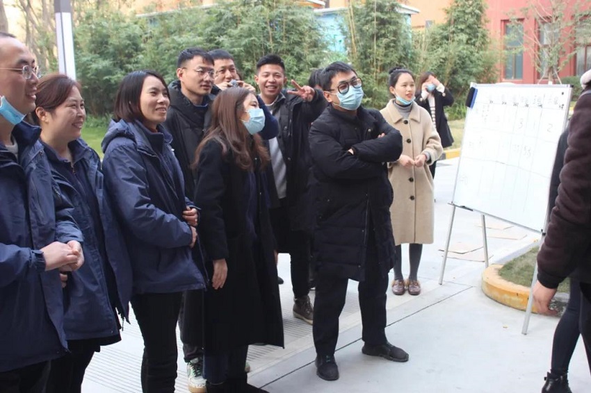 圣誕老人不僅帶來了糖果、蛋糕、還有無盡歡笑，因為他叫“水思源”