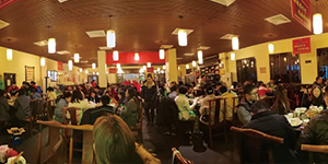 圣誕老人不僅帶來了糖果、蛋糕、還有無盡歡笑，因?yàn)樗小八荚础?>                             
                        </div>
                        <div   id=